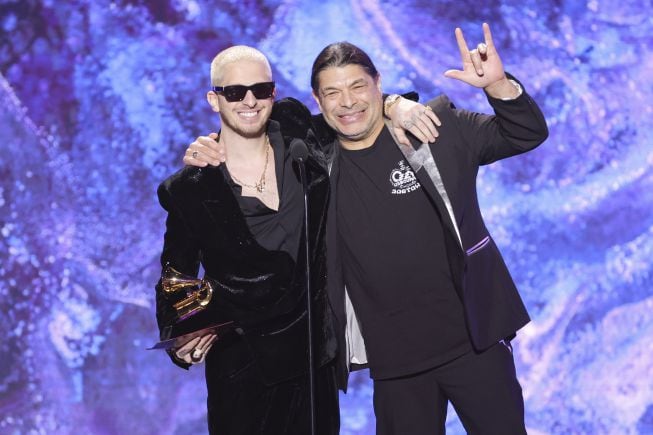 Robert Trujillo y Andrew Watt recogiendo el Grammy a la Mejor Interpretación de Metal por &#039;Degradation Rules&#039;. 
 