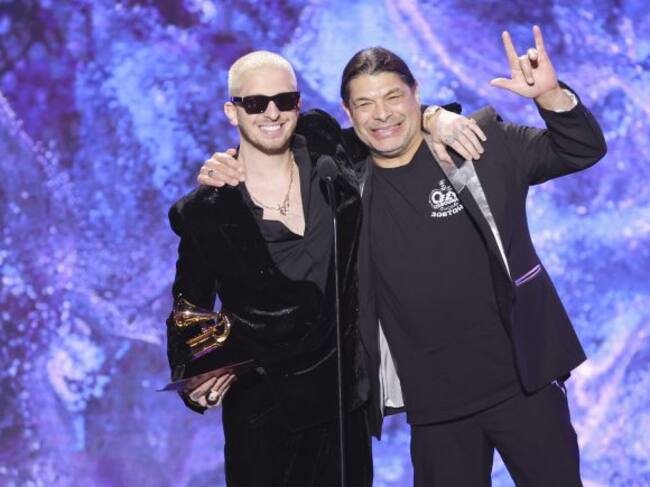 Robert Trujillo y Andrew Watt recogiendo el Grammy a la Mejor Interpretación de Metal por 'Degradation Rules'.