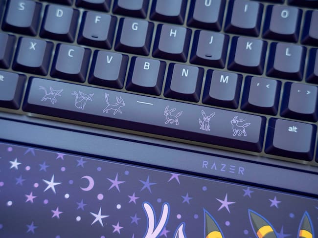 Razer x Pokémon: Espeon y Umbreon llevan la dualidad de la segunda generación al escritorio.