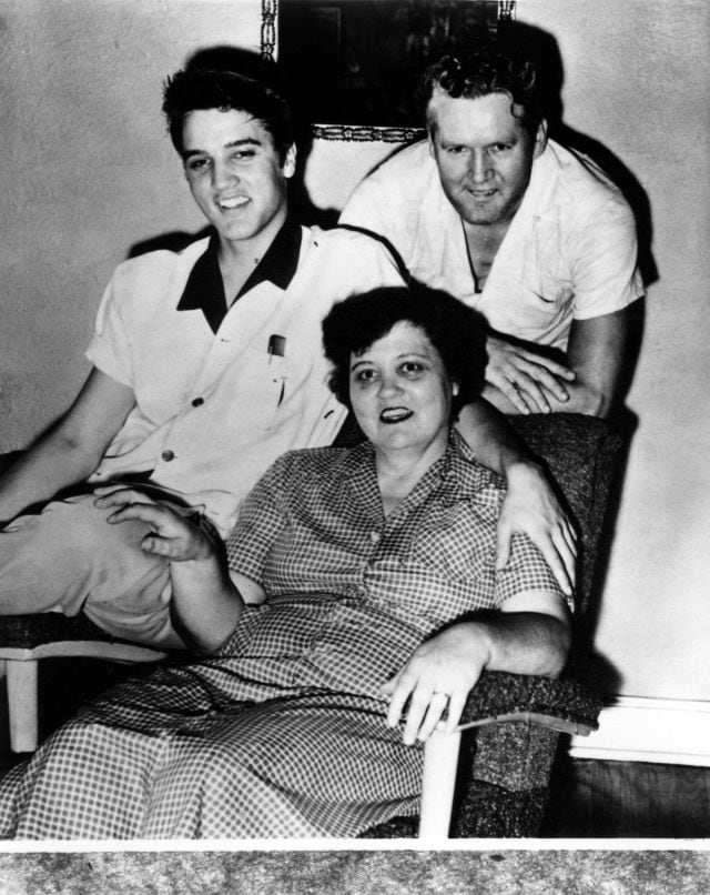 Elvis Presley con sus padres, Gladys y Vernon