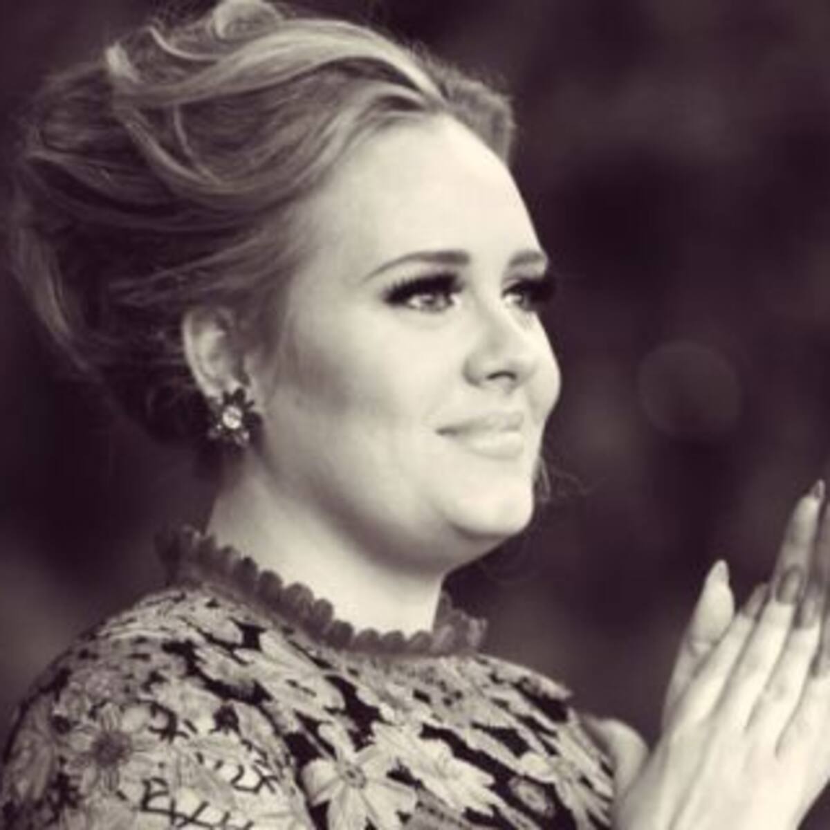 Adele llora al presentar su nuevo disco en la radio