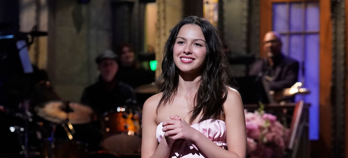 Olivia Rodrigo en su monólogo como presentadora de Saturday Night Live.
