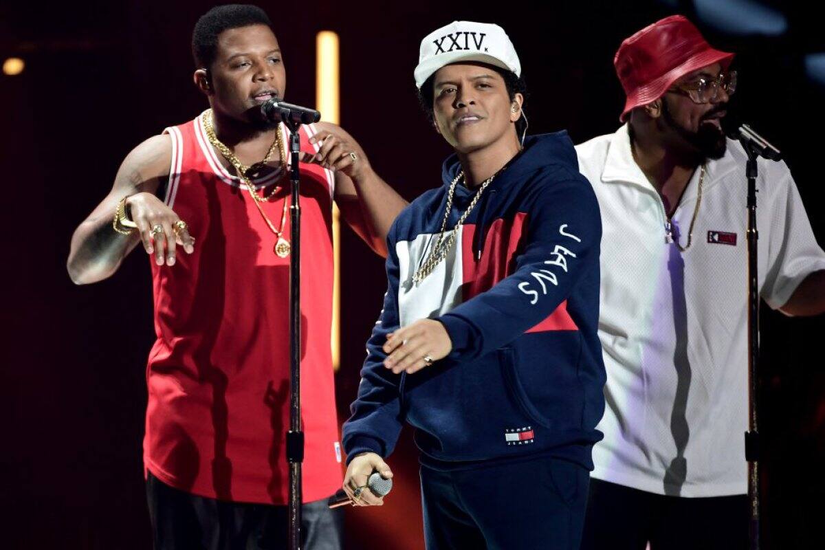 Bruno Mars se presento en vivo