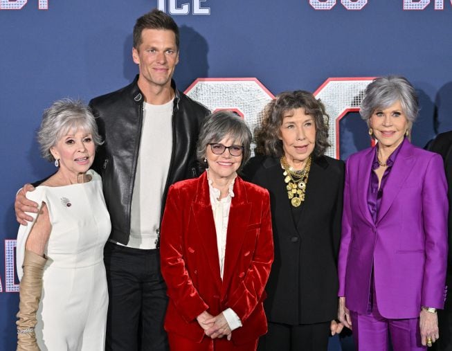 Las actrices posando junto a Tom Brady.