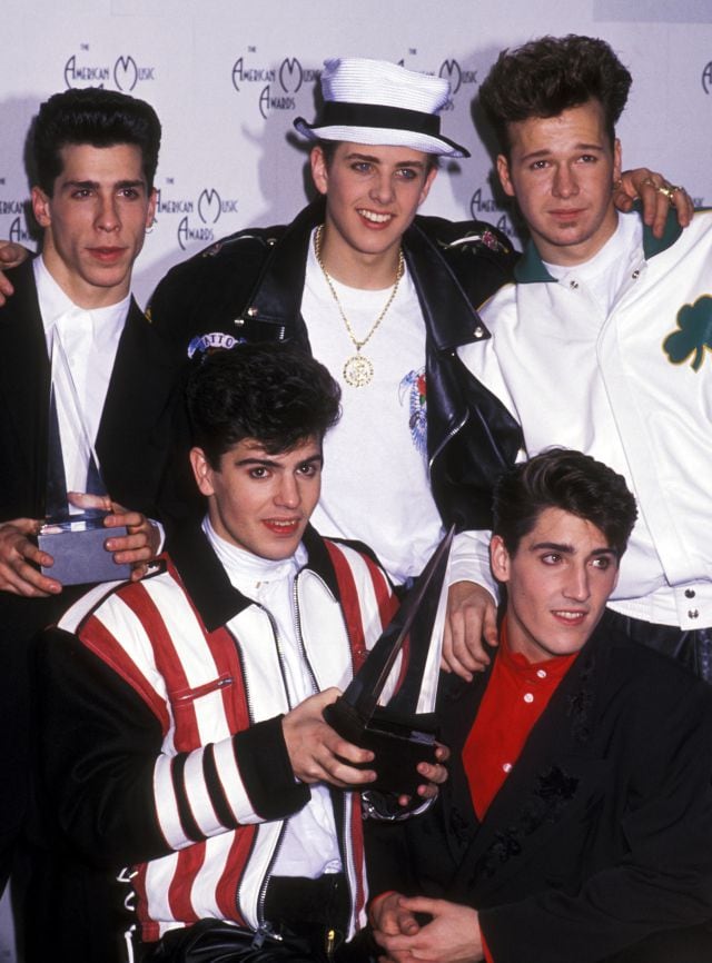 Danny Wood, Joey McIntyre, Donnie Wahlberg, Jordan Knight y Jonathan Knight (New Kids on the Block) en los American Music Awards en 1990.