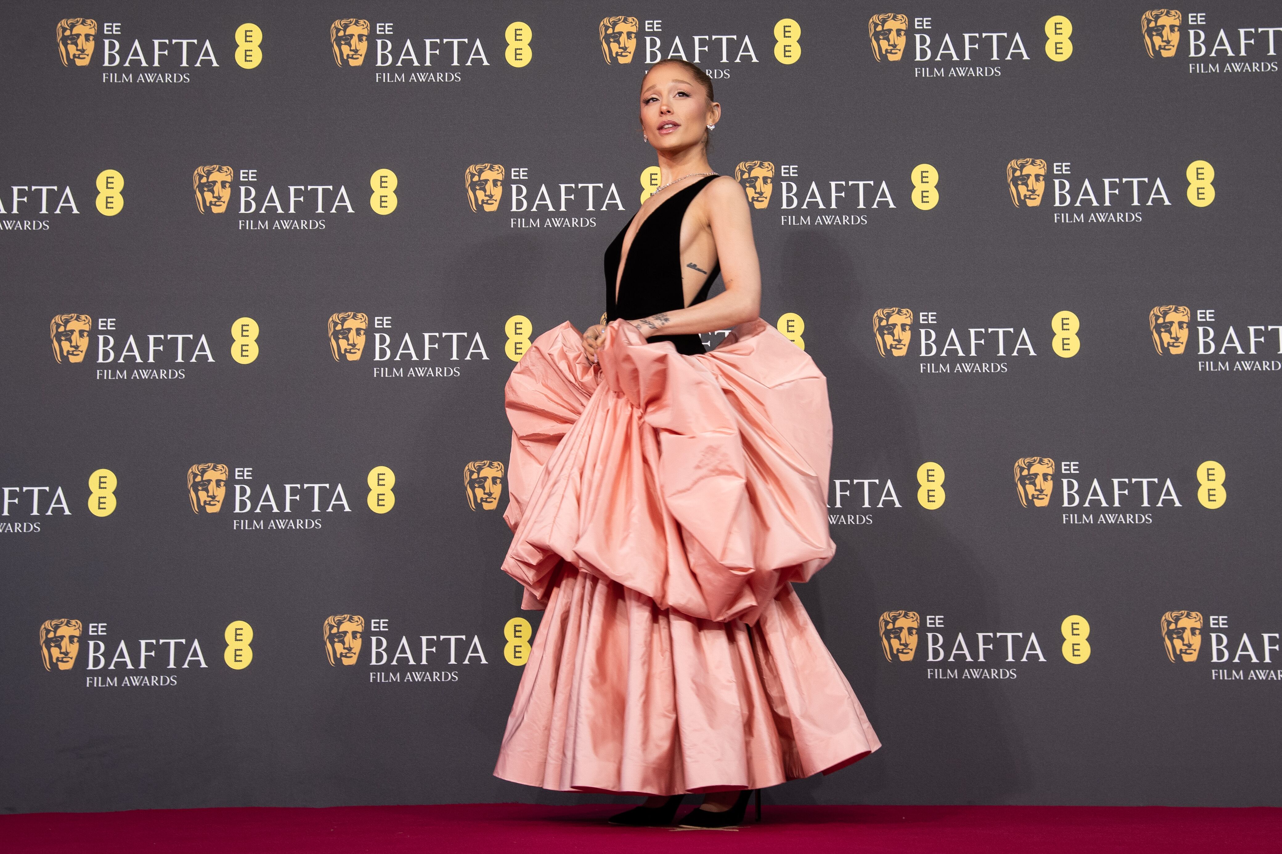 Ariana Grande puso la nota de color a la alfombra roja de los premios BAFTA 2025. Vaporosa, elegante y espectacular