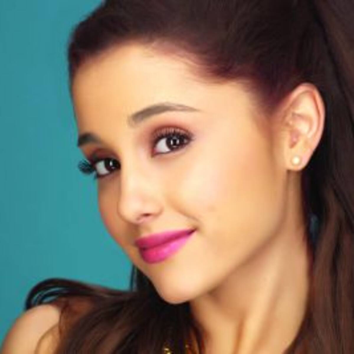 Ariana Grande y su tropezón arriba del escenario