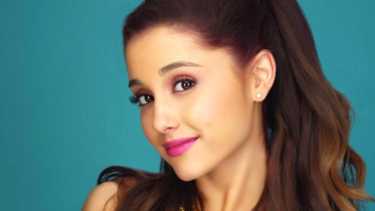 Ariana Grande y su tropezón arriba del escenario
