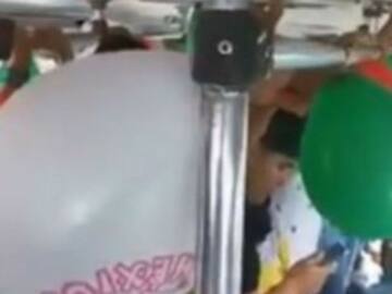José José recibe homenaje en un microbús | VIDEO