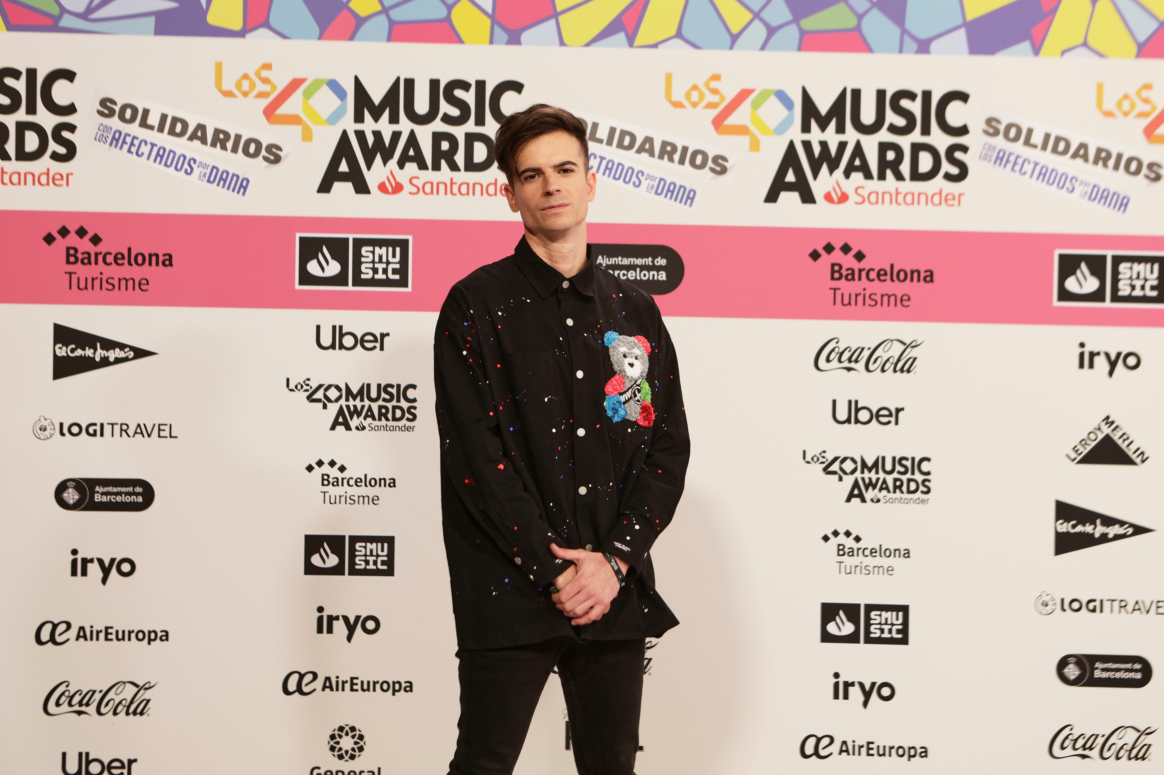 El locutor más gamberro de LOS40 España ha pasado por la alfombra roja de LOS40 Music Awards Santander 2024 con un estilo total black sacando a relucir su lado más dulce representado por ese colorido &#039;teddy bear&#039;.