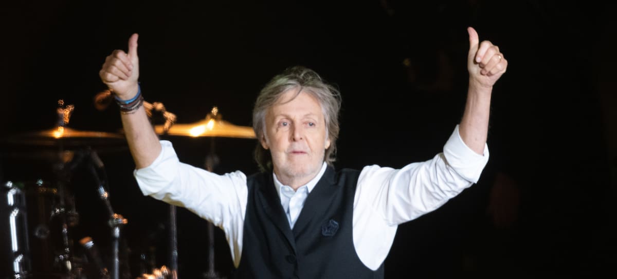 Paul McCartney actuando como cabeza de cartel del Pyramid Stage durante la cuarta jornada del Festival de Glastonbury, celebrado en Worthy Farm, Pilton, el 25 de junio de 2022 en Glastonbury, Inglaterra.