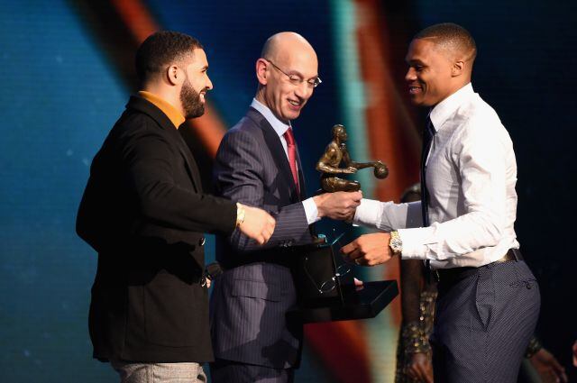 Drake le entregó el premio a mejor jugador de la NBA a russell Westbrook.