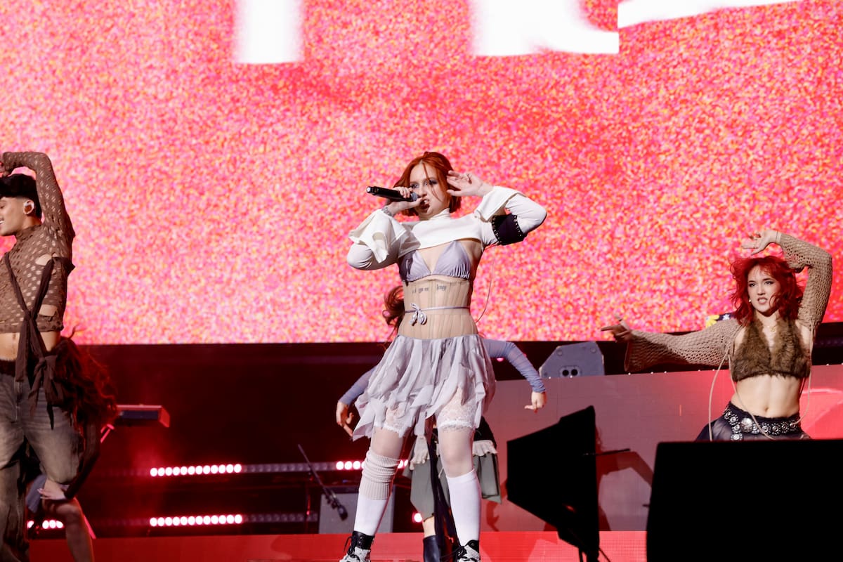 Lo de la canaria sobre el escenario ha sido toda una catarsis gracias a una canción que arranca como balada de rock y, en cuestión de segundos, rompe en sonidos electrónicos.