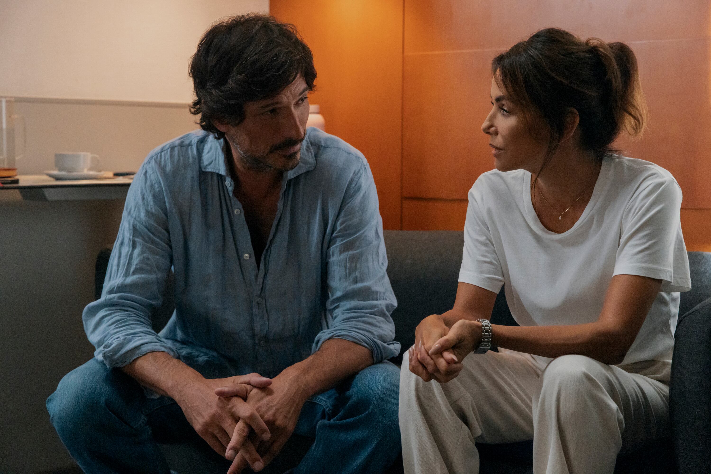 Andrés Velencoso y Eva Longoria n 'Sunrise: El último amanecer'. / Lucia Faraig / Prime © Amazon Content Services