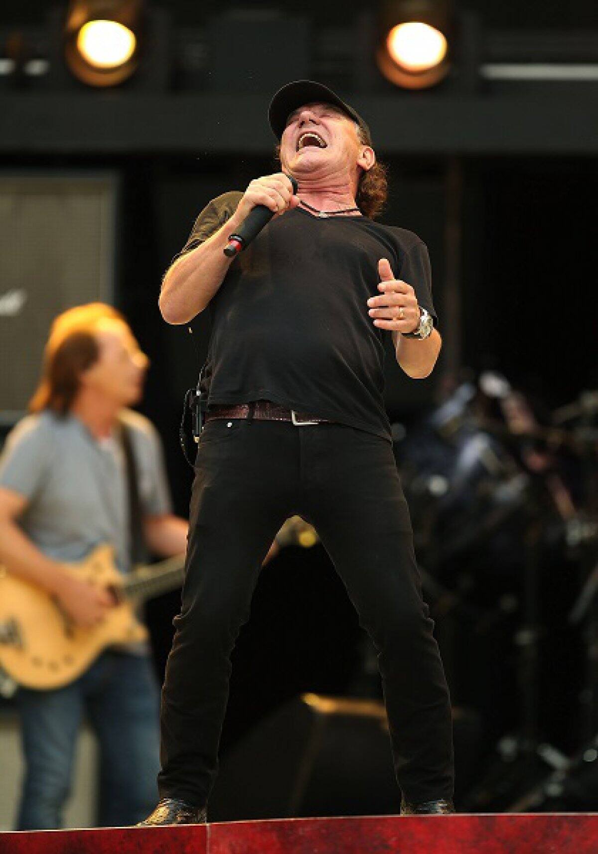La idea fue de la hermana de los Young, hermanos fundadores del grupo. Ella tenía una máquina de coser con la etiqueta "Corriente Alterna/Corriente Continua (AC/DC)".