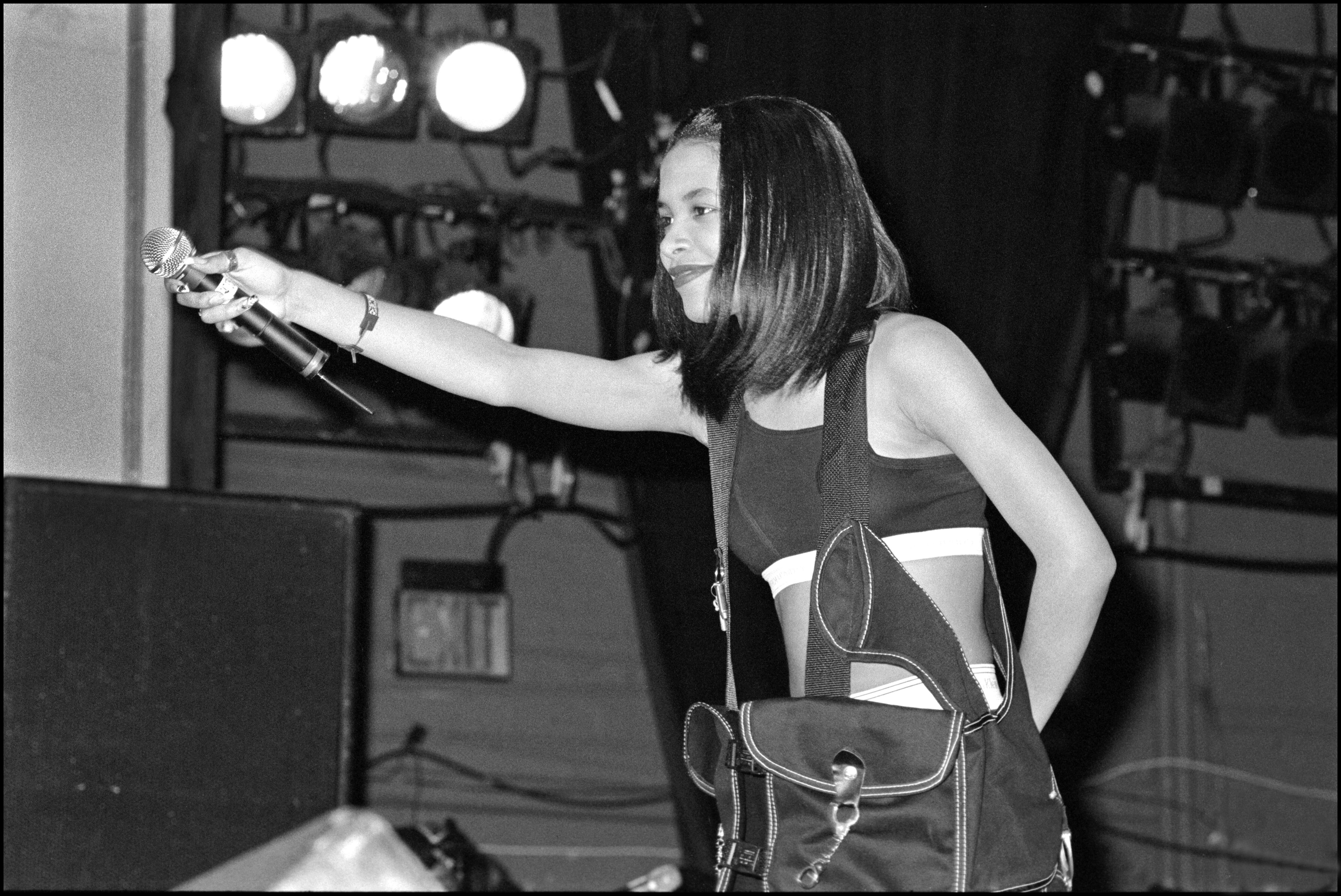La cantante de R&B Aaliyah actúa en el Teatro Apollo el 4 de noviembre de 1995 en Nueva York. (Foto de David Corio/Getty Images)