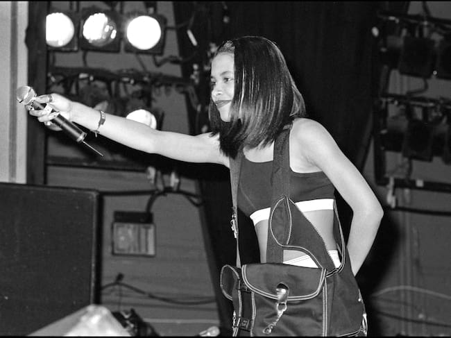 La cantante de R&B Aaliyah actúa en el Teatro Apollo el 4 de noviembre de 1995 en Nueva York. (Foto de David Corio/Getty Images)