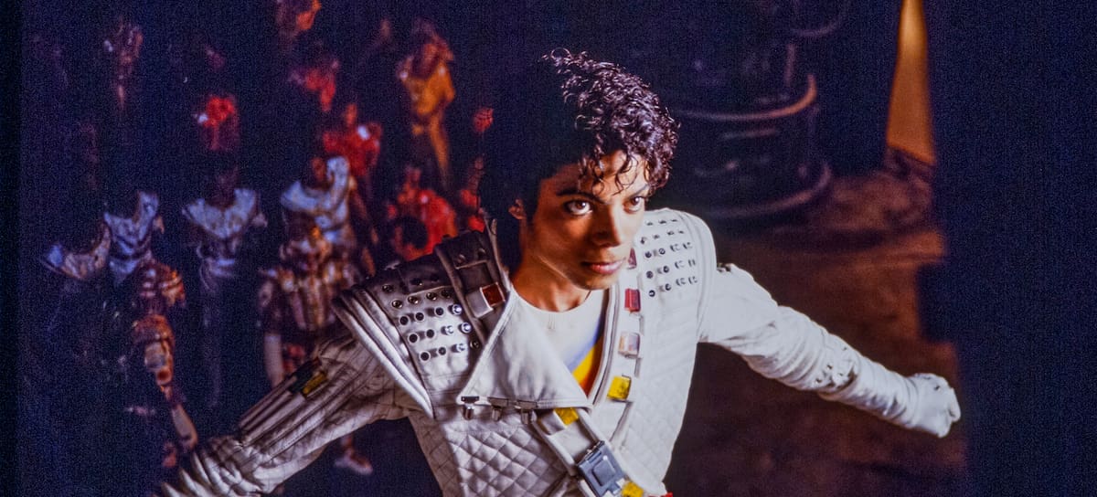 Vista aérea del músico estadounidense de R&B y pop Michael Jackson (1958-2009) de pie, con los brazos extendidos, en el cortometraje 'Captain EO' (dirigido por Francis Ford Coppola), Culver City, California, 1985.