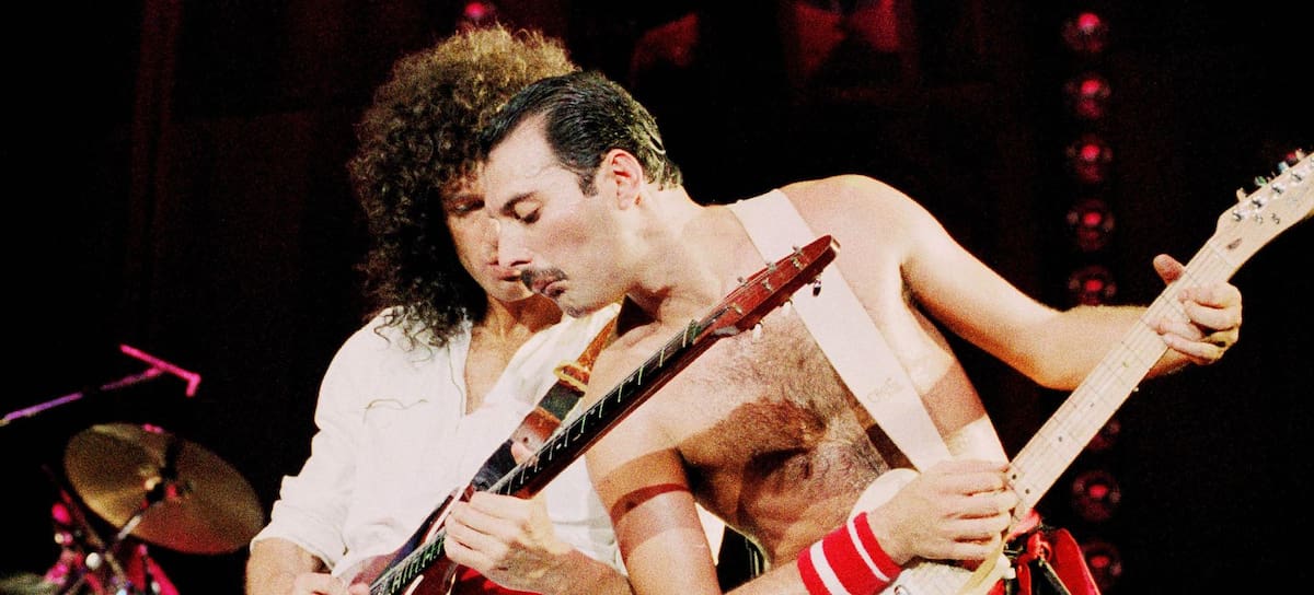 Brian May y Freddie Mercury, miembros de Queen, actuando en 1984.
