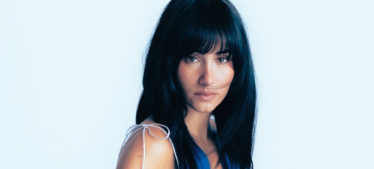 Foto promocional de Aitana por el lanzamiento de 'Cuarto azul'