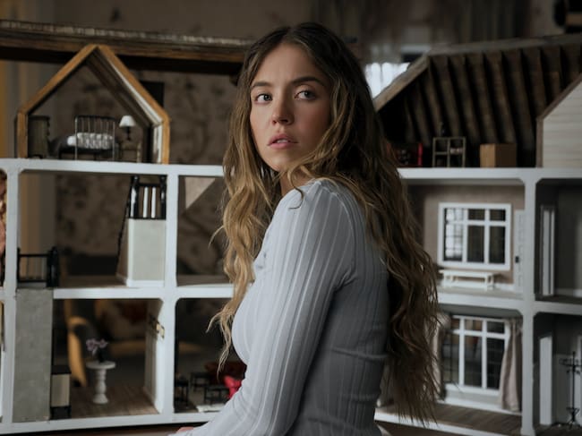 Fotograma de 'La Asistenta' en el que aparece Millie viendo la casita de muñecas de Cecelia.