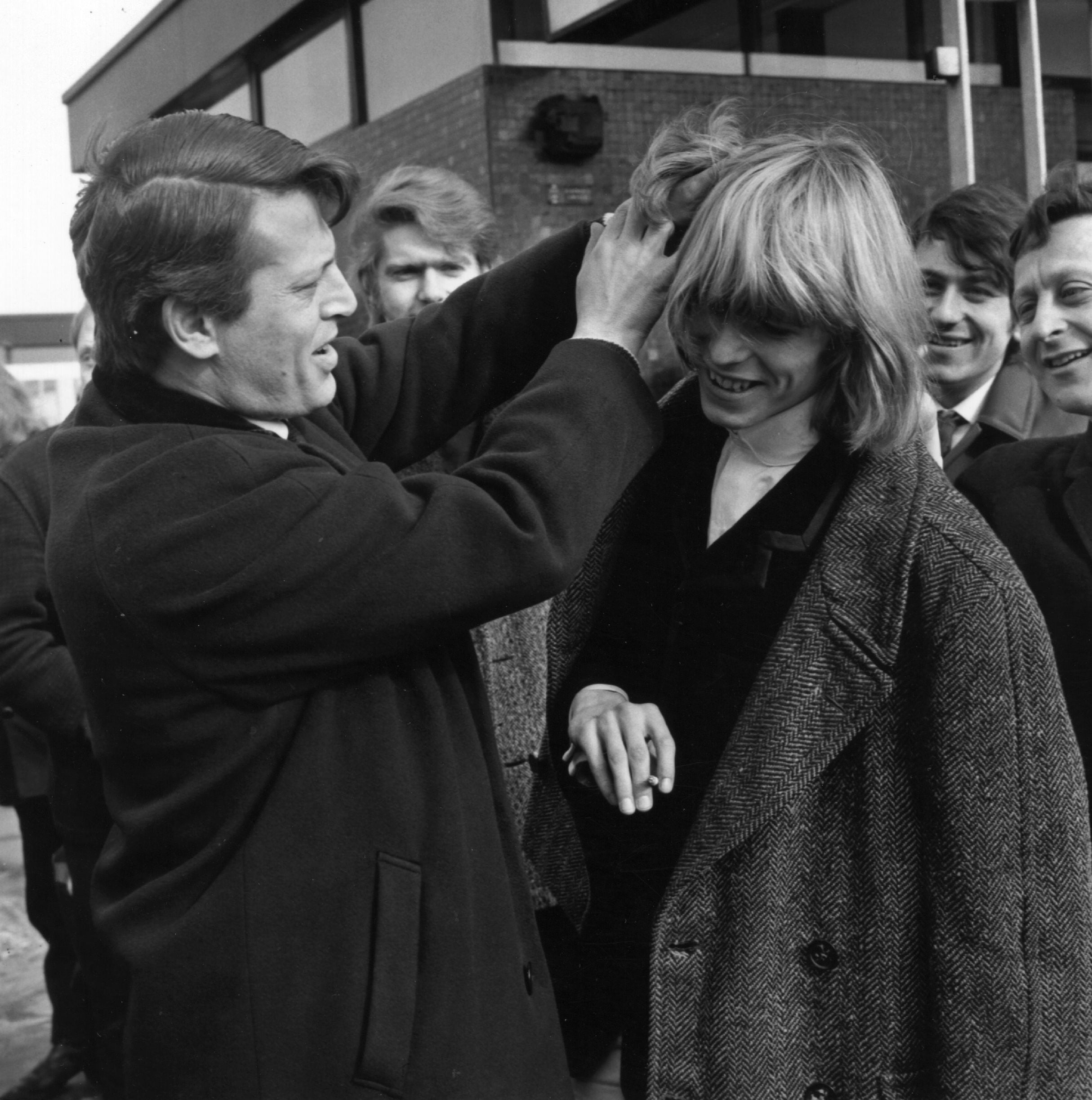 David Bowie con miembros de su grupo, The Manish Boys, y el productor de televisión Barry Langford