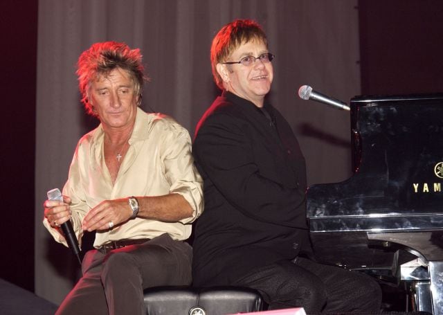 Rod Stewart y Sir Elton John actúan en el Grand Hotel Casino de Las Vegas en 2002.