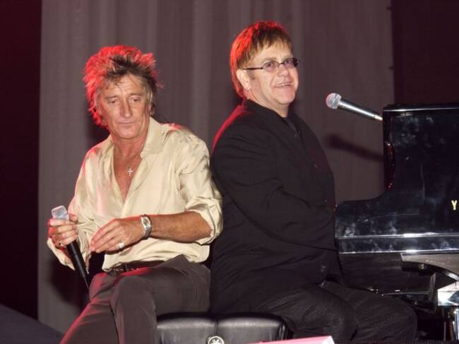 Rod Stewart y Sir Elton John actúan en el Grand Hotel Casino de Las Vegas en 2002.