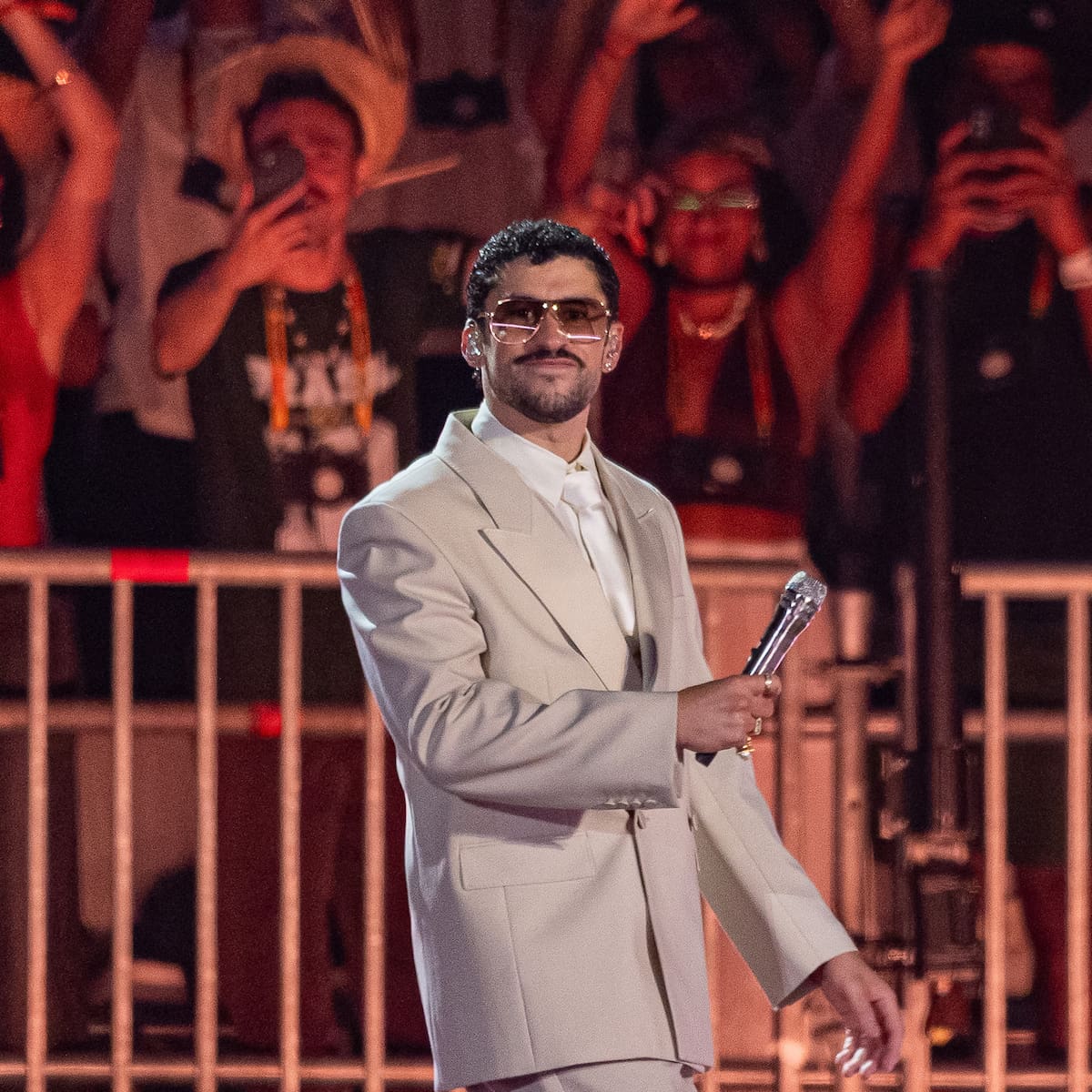 Bad Bunny homenajea a Pelé en Brasil al usar su chaqueta del Mundial 1966 y cambiar la letra de 'Mónaco' en su honor