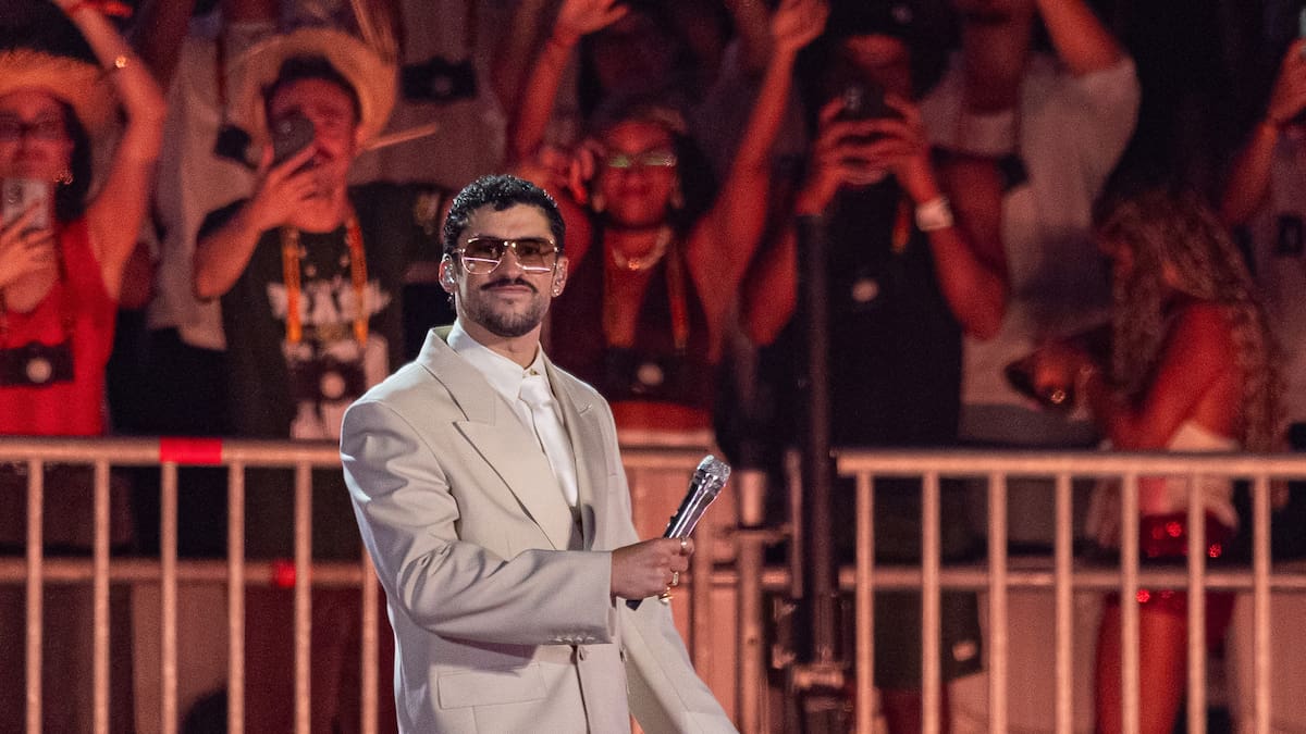 Bad Bunny homenajea a Pelé en Brasil al usar su chaqueta del Mundial 1966 y cambiar la letra de 'Mónaco' en su honor