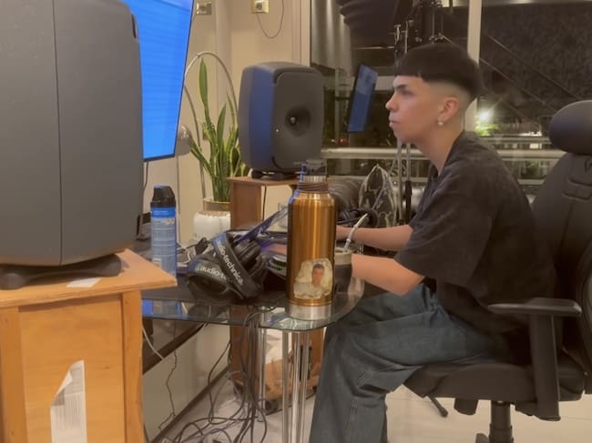 Milo J componiendo en el estudio