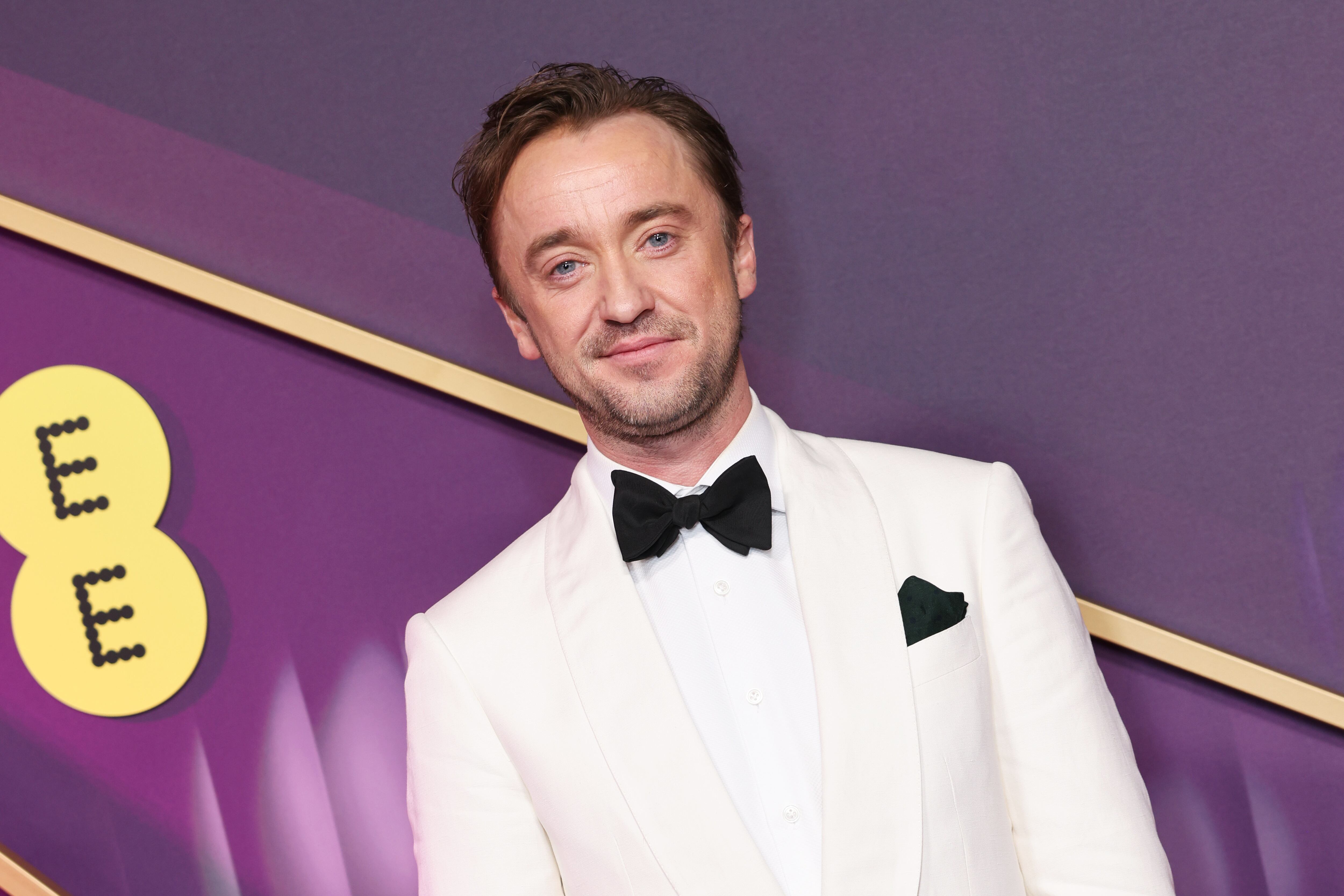 Y si Jeff Goldblum le dio ese toque a la pajarita, Tom Felton hizo lo propio con su caqueta de traje blanco.