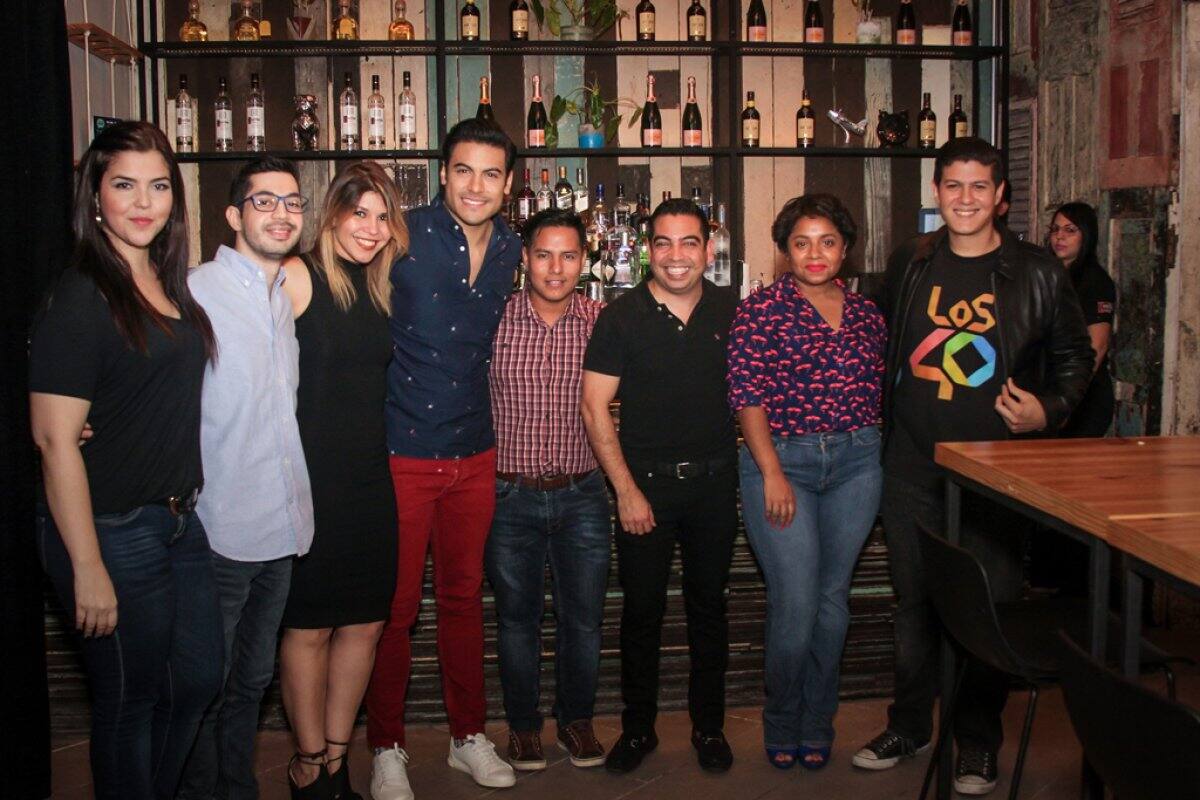 Carlos Rivera junto al Staff40