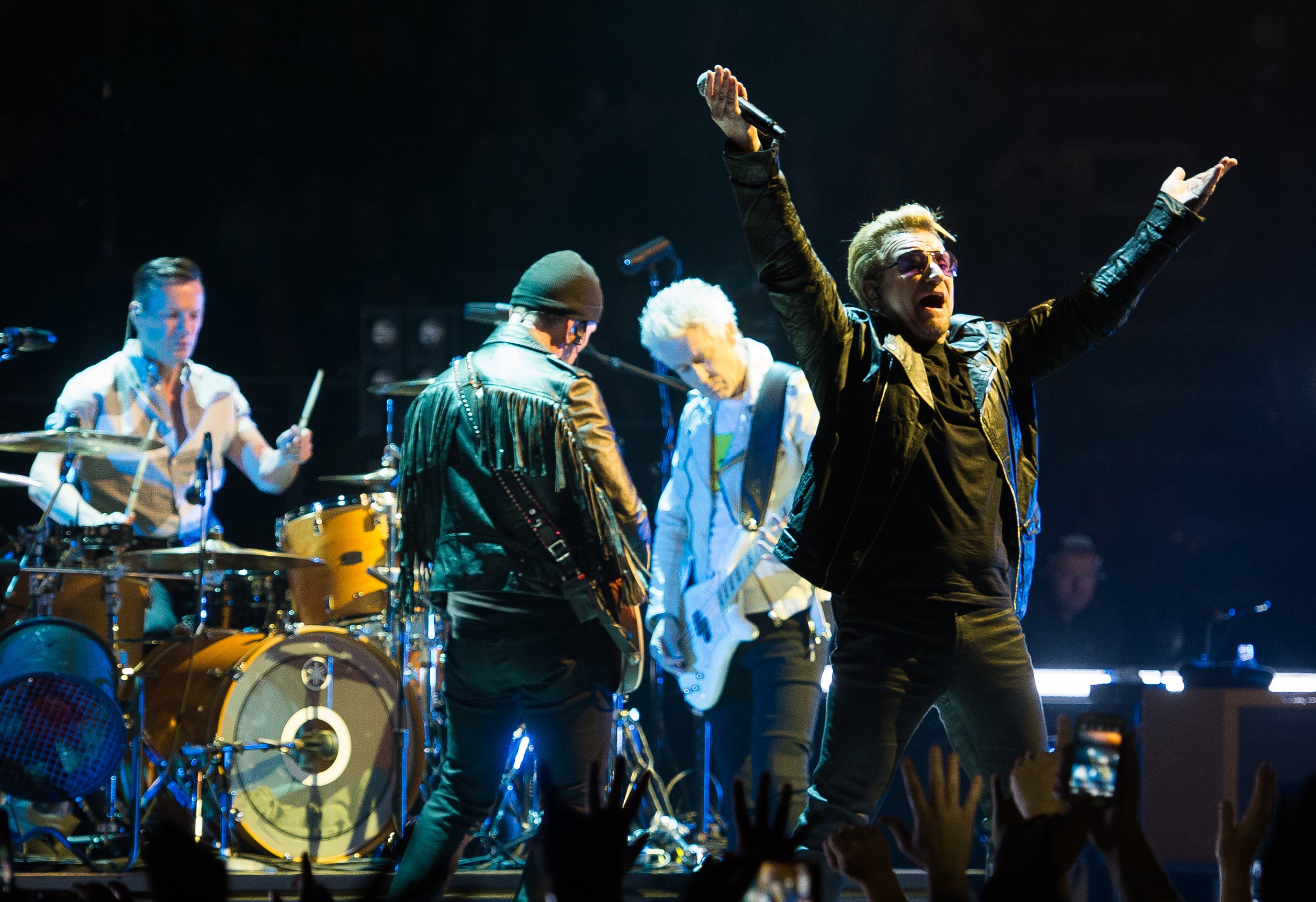 Larry Mullen Jr, The Edge, Bono y Adam Clayton de U2 actúan en el O2 Arena