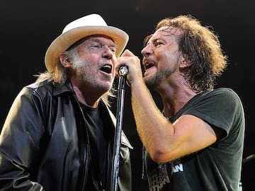 Los cuatro días que Neil Young y Pearl Jam se juntaron en un estudio: ‘Mirror ball’ cumple treinta años