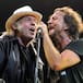 Los cuatro días que Neil Young y Pearl Jam se juntaron en un estudio: ‘Mirror ball’ cumple treinta años