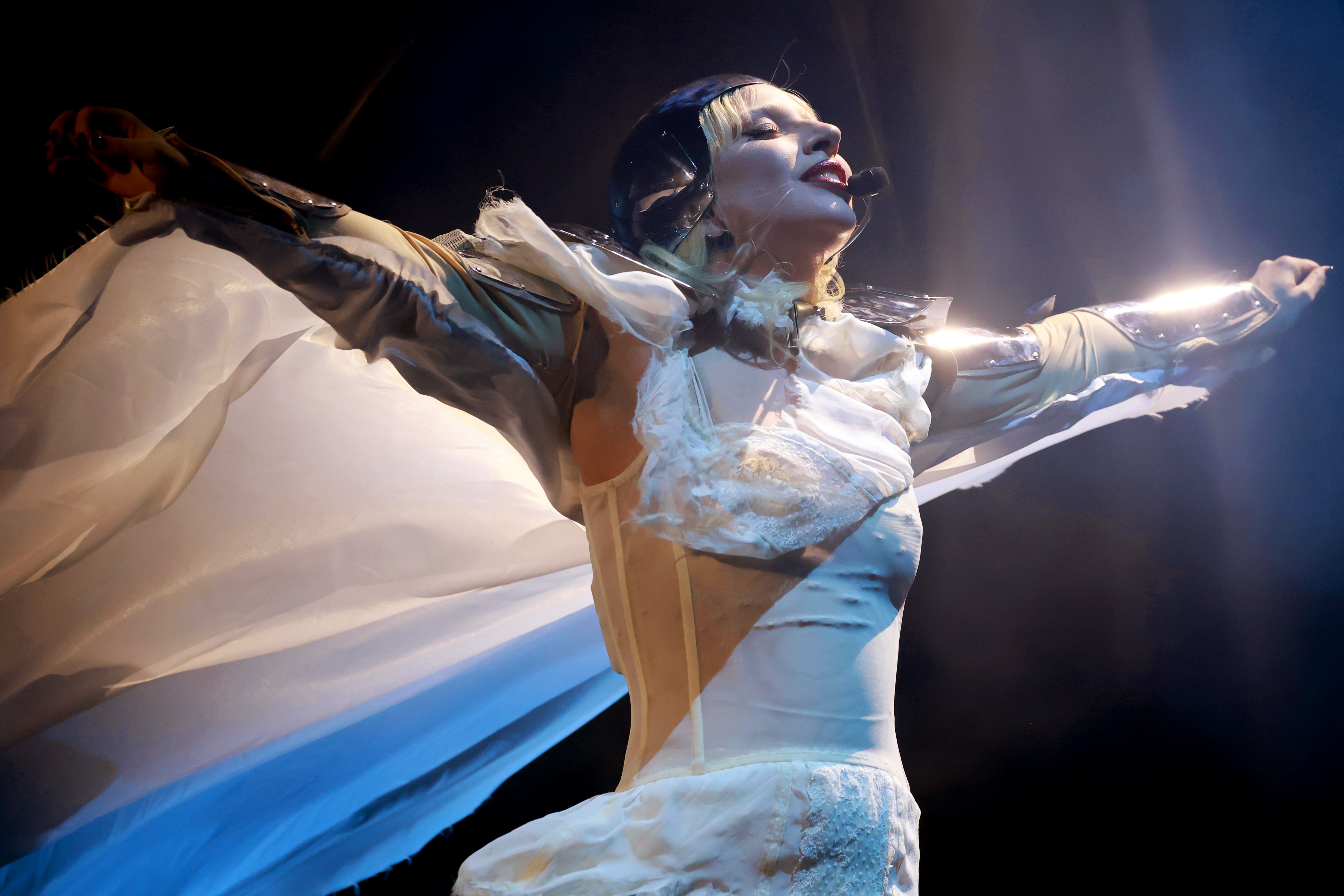 Ocho años ha tardado Lady Gaga en volver al Coachella y ha sido tras lanzar 'Mayhem'. Un espectáculo estructurado por actos como una obra de teatro que nos ha dejado con muchísimas ganas de verla ya en España. ¡Menudo espectáculo!