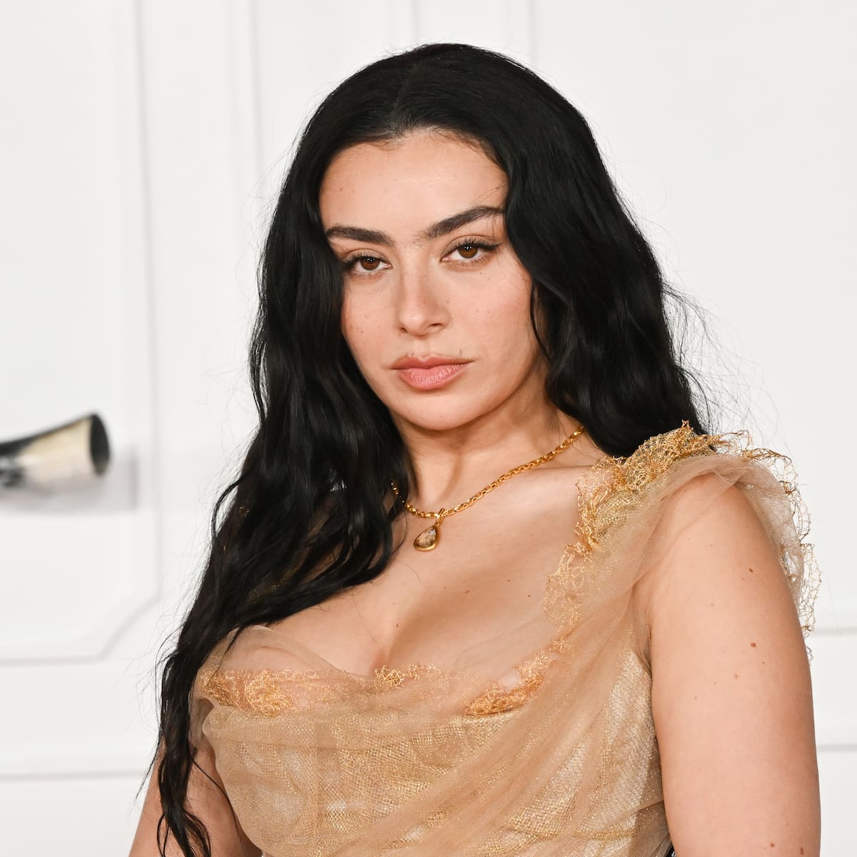 Charli XCX aclara su presencia en la fiesta de Berlín tras la polémica por supuestos vínculos rusos