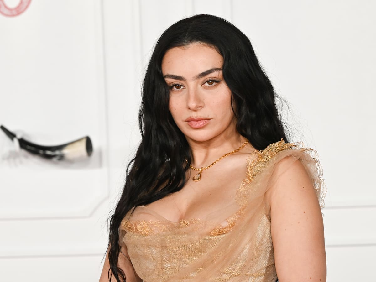 Charli XCX y la lección que nadie quiere escuchar sobre tener hijos