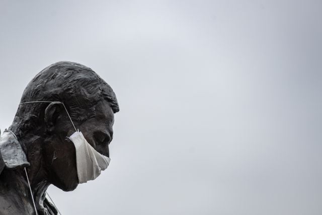 La estatua de Freddie Mercury en Montreux (Suiza), equipada con una mascarilla quirúrjica para concienciar a los ciudadanos de que tomen medidas frende al contagio del coronavirus.