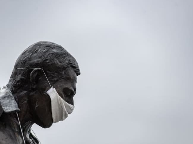 La estatua de Freddie Mercury en Montreux (Suiza), equipada con una mascarilla quirúrjica para concienciar a los ciudadanos de que tomen medidas frende al contagio del coronavirus.