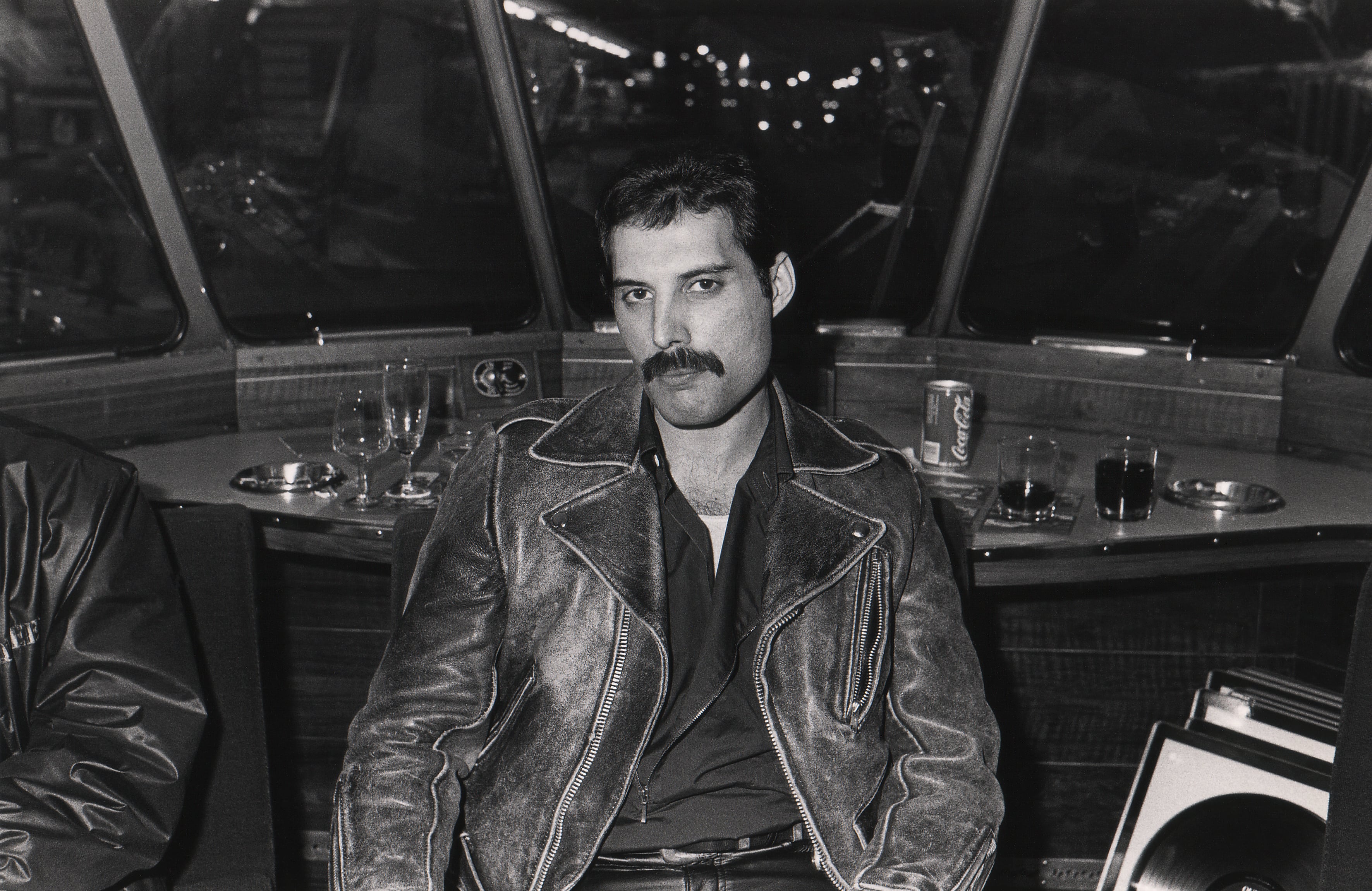 Freddie Mercury de Queen a bordo de un tren (De Kameel) de Leiden a Ámsterdam, Países Bajos, después de un concierto en Groenoordhal, Leiden, el 25 de abril de 1982. (Foto de Rob Verhorst/Redferns)
