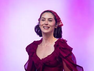 Gracie Abrams actuó en Glastonbury, aunque lo mejor llegó cuando bajó del escenario para reunirse con Paul Mescal y amigos