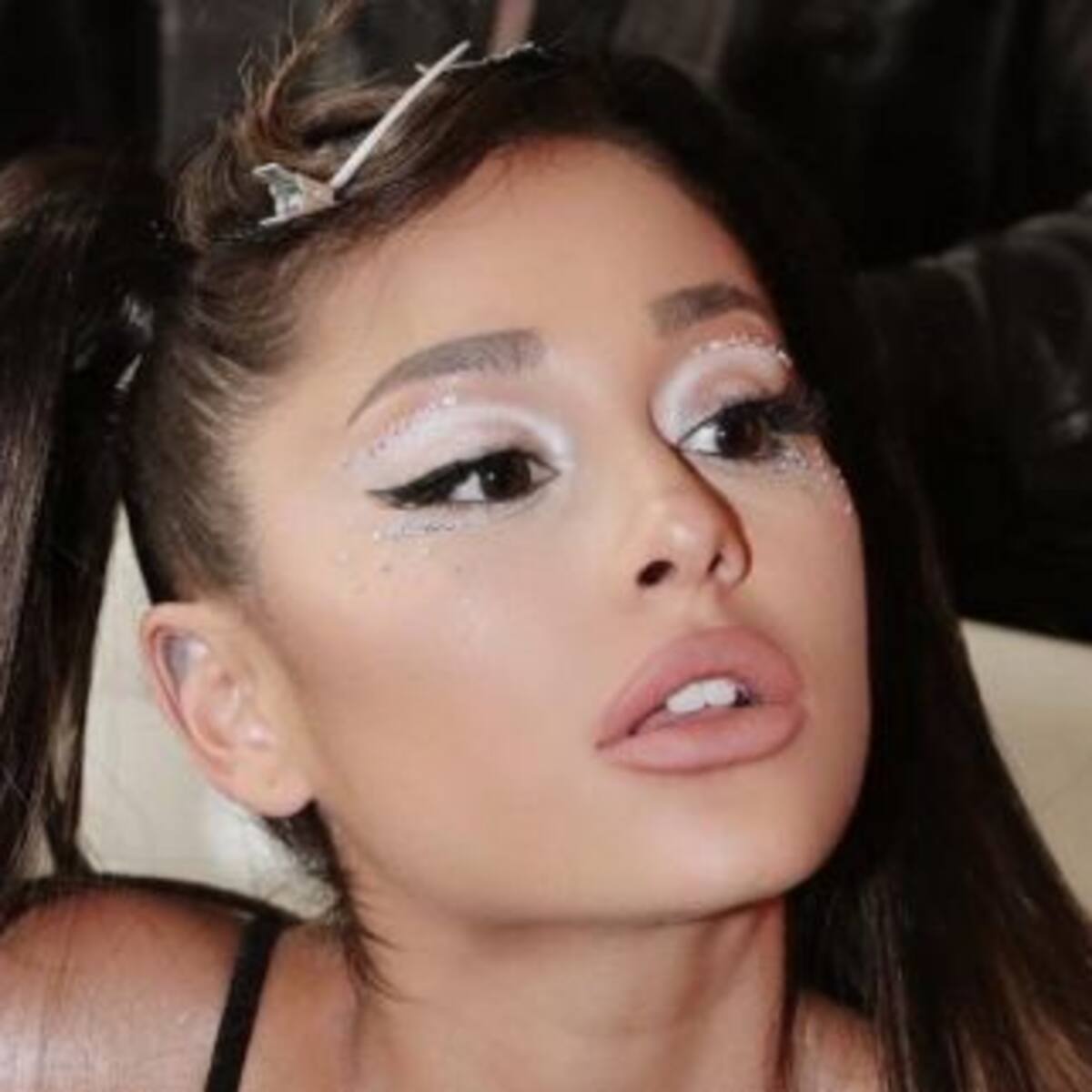 ¿Se casa? Ariana Grande mostró su anillo de compromiso