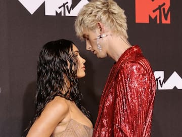 Machine Gun Kelly pide matrimonio a Megan Fox con sangre por medio