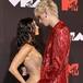 Machine Gun Kelly pide matrimonio a Megan Fox con sangre por medio
