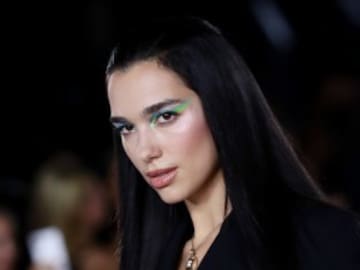 Dua Lipa debuta como diseñadora de moda de la mano de Versace