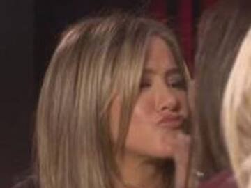 Jennifer Aniston se besa con una mujer en televisión