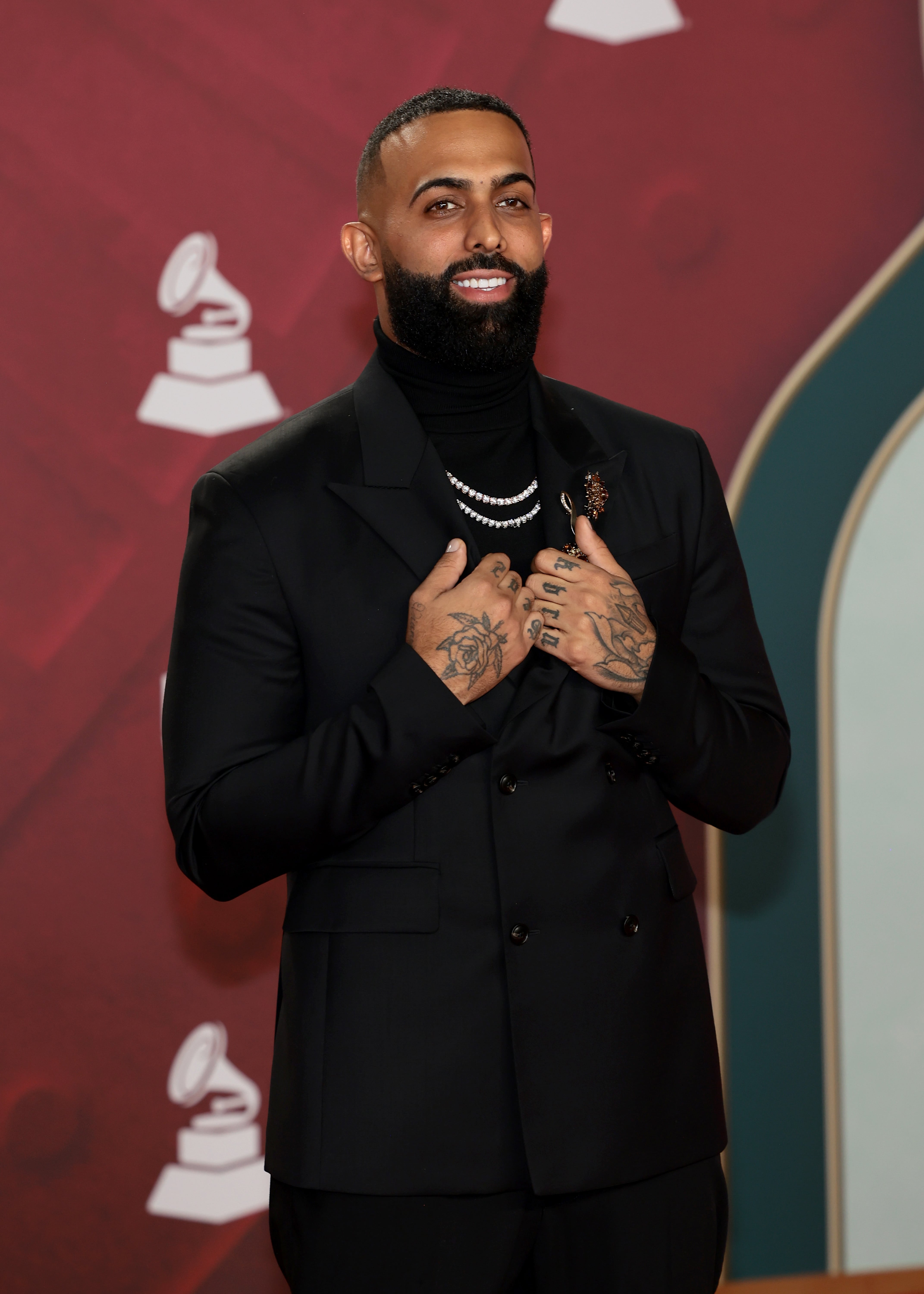 Eladio Carrión, de la alfombra al escenario para ser uno de los protagonistas de las actuaciones de la noche de la 25ª edición de los premios Latin Grammy