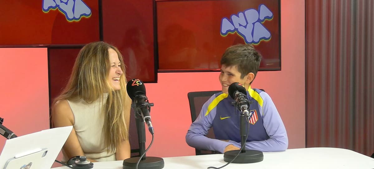 Martín acude con su madre Marta a 'Anda Ya!' para recibir una nueva sorpresa del Atlético de Madrid.
